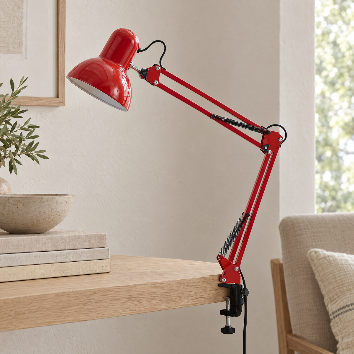 Braccio Clip Table Lamp in red, close-up of the clip and arm